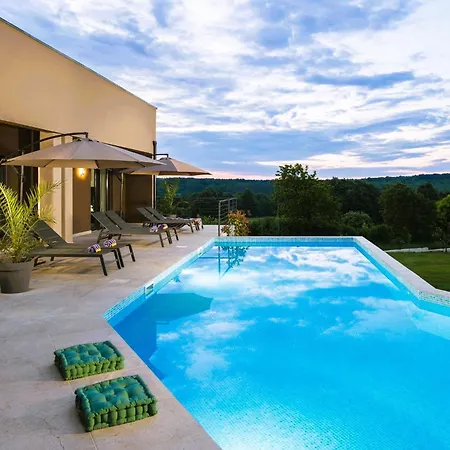 Manuela - Pool & Jacuzzi - *