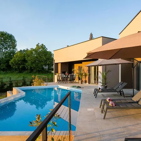 Manuela - Pool & Jacuzzi - * Batlug