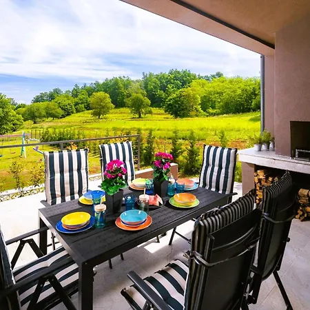 Manuela - Pool & Jacuzzi - Villa Batlug