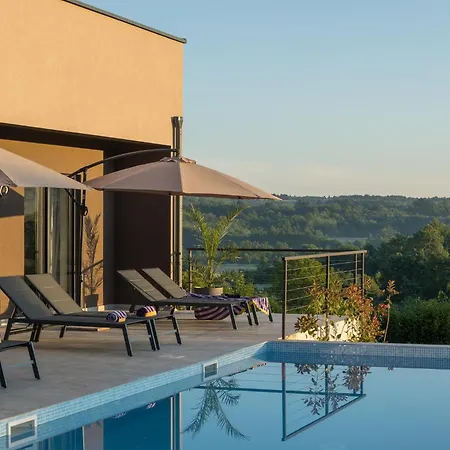 Manuela - Pool & Jacuzzi - Villa Batlug