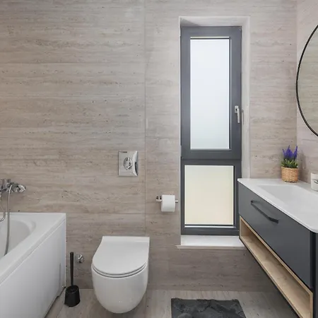 Villa Manuela - Pool & Jacuzzi - Batlug