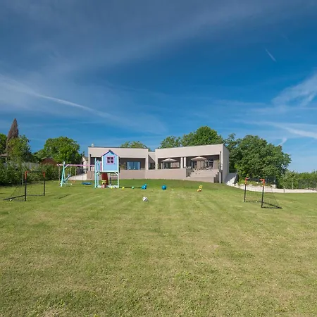 Manuela - Pool & Jacuzzi - Villa Batlug