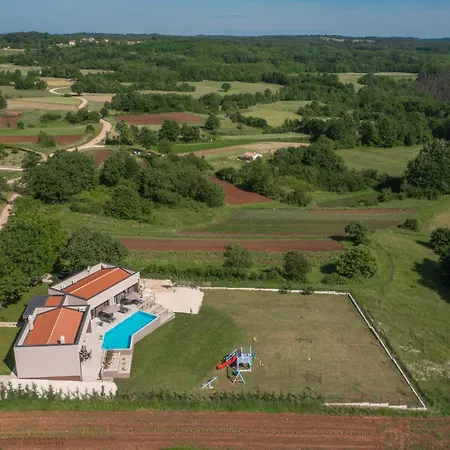 Manuela - Pool & Jacuzzi - Batlug