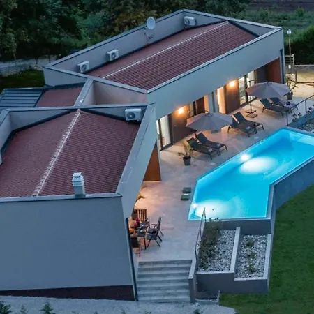 Villa Manuela - Pool & Jacuzzi - Batlug