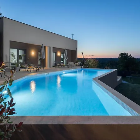 Manuela - Pool & Jacuzzi - Batlug