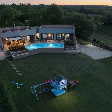 Villa Manuela - Pool & Jacuzzi - Batlug