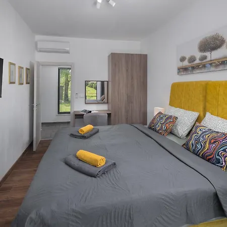 Manuela - Pool & Jacuzzi - Batlug