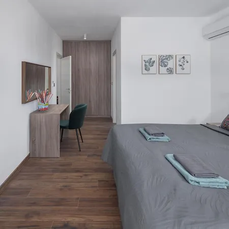 Manuela - Pool & Jacuzzi - * Batlug