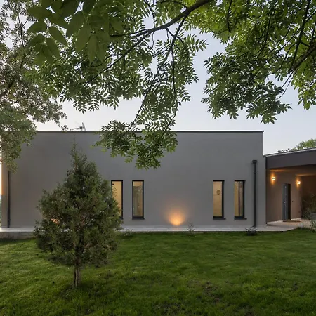 Manuela - Pool & Jacuzzi - Vila Batlug