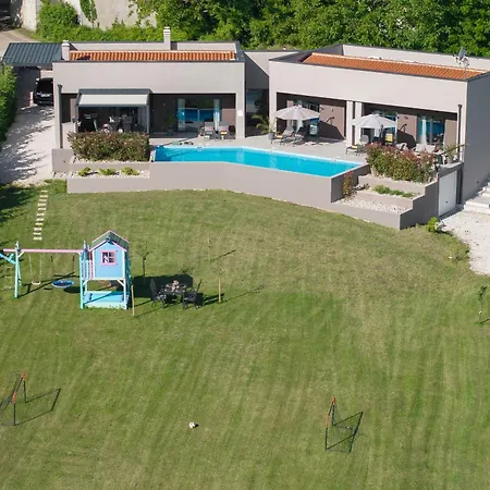 Manuela - Pool & Jacuzzi - Vila Batlug