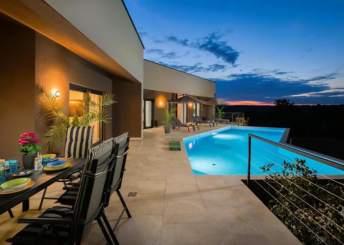 Manuela - Pool & Jacuzzi - Vila