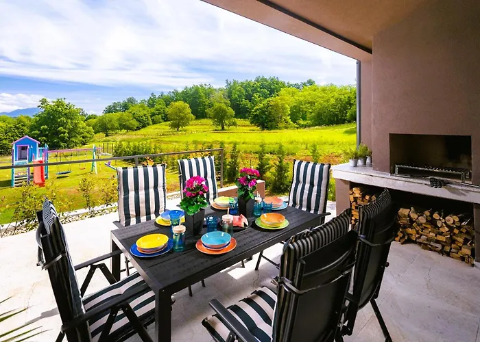 Manuela - Pool & Jacuzzi - Vila Batlug