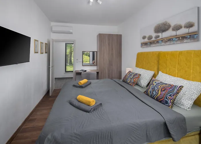 Manuela - Pool & Jacuzzi - Batlug