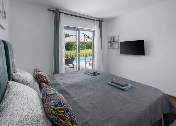 Manuela - Pool & Jacuzzi - Vila