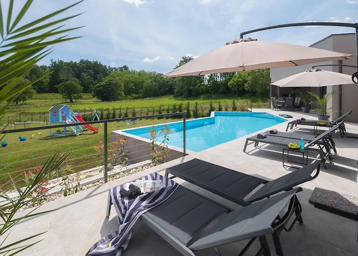 Manuela - Pool & Jacuzzi - Batlug