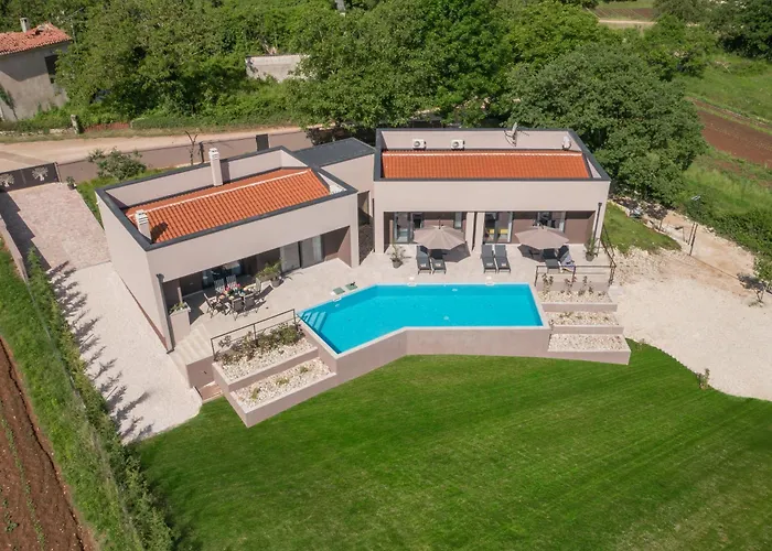 Manuela - Pool & Jacuzzi - Vila Batlug