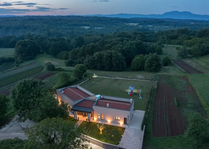 Manuela - Pool & Jacuzzi - * Batlug