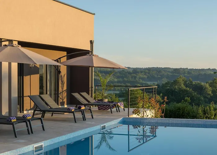 Manuela - Pool & Jacuzzi - Vila Batlug