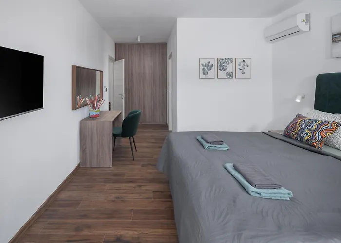 Manuela - Pool & Jacuzzi - * Batlug