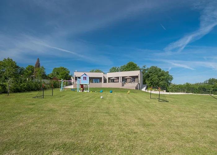 Manuela - Pool & Jacuzzi - Vila Batlug