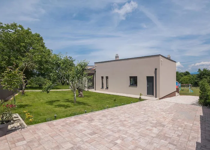 Manuela - Pool & Jacuzzi - Vila Batlug