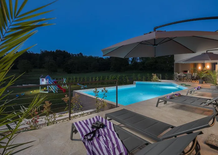 Manuela - Pool & Jacuzzi - Vila