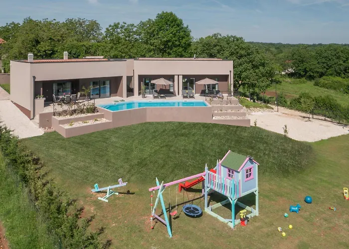 Manuela - Pool & Jacuzzi - Vila Batlug