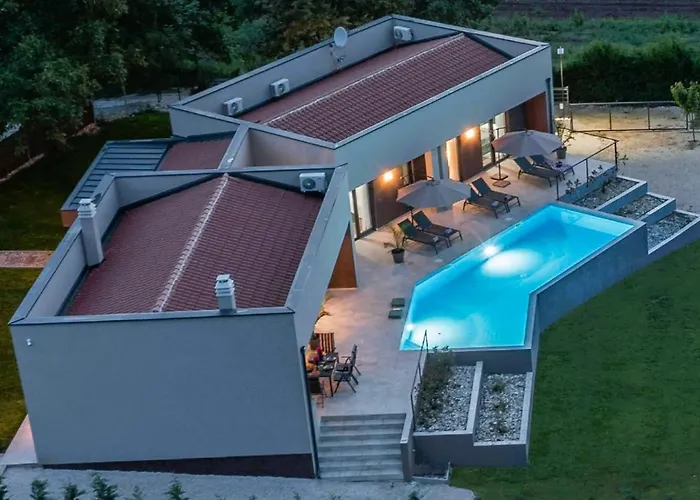 Vila Manuela - Pool & Jacuzzi - Batlug