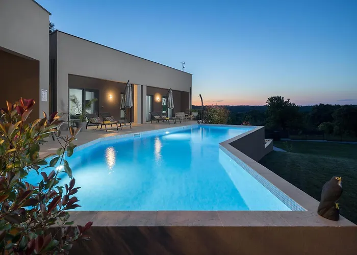 Manuela - Pool & Jacuzzi - Batlug