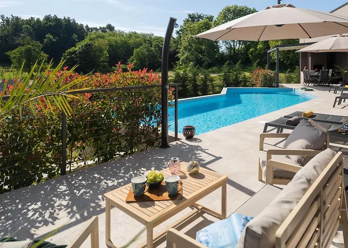 Vila Manuela - Pool & Jacuzzi - Batlug