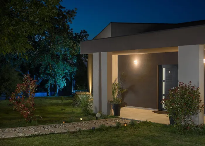 Manuela - Pool & Jacuzzi - Vila Batlug