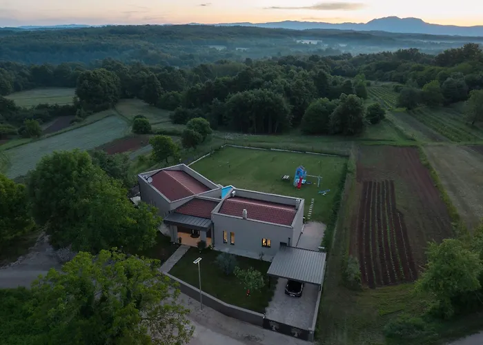 Manuela - Pool & Jacuzzi - * Batlug