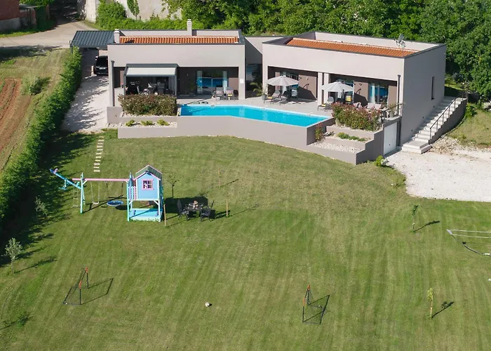 Manuela - Pool & Jacuzzi - Vila Batlug